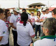 Patrulha voluntária de combate à dengue orienta comércio em Guaratuba
