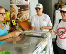 Patrulha voluntária de combate à dengue orienta comércio em Guaratuba