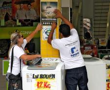 Patrulha de combate à dengue recebe o apoio dos comerciantes de Matinhos 