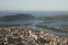 Empresas que atuam nos Portos do Paraná são responsáveis por mais da metade dos valores arrecadados pelas prefeituras com o Imposto Sobre Serviços (ISS). Em Paranaguá, a atividade respondeu por quase 66% do tributo, entre janeiro e agosto de 2019. Em Antonina, a participação foi de 67%. 