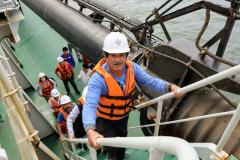 Pescadores de ilhas do entorno dos Portos visitam a draga 