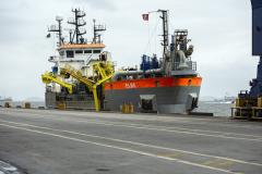 Trabalho é feito nos berços do cais comercial e píer público de inflamáveis. Obra de manutenção vai manter a profundidade mantida nos berços é de 13,5 metros e de 11 metros no píer