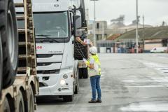 A partir desta semana, os trabalhadores que entram no cais público do Porto de Paranaguá recebem informações claras sobre as regras gerais de segurança e o regulamento da rota de tráfego de veículos e pedestres. 