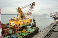 Os berços do Porto de Paranaguá começam a ser dragados por um draga mecânica, nesta sexta-feira (6). Esta é a primeira vez que uma “Clamshell” realiza obras nos portos paranaenses. A diferença entre essa e as embarcações comuns na realização desse serviço marítimo, no Estado, é a precisão e a segurança para dragar mais próximo ao costado.