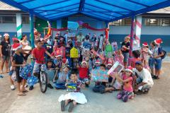 Empregados da empresa pública entregaram 174 presentes para crianças, jovens e idosos carentes em Paranaguá e Antonina. O Natal Solidário da empresa pública arrecadou brinquedos, bicicletas, instrumentos musicais, roupas e sapatos para fazer a festa de quem mais precisava. 