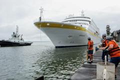 O navio de cruzeiros MS Hamburg está atracado no Porto de Paranaguá, onde permanece até as 19h. A parada turística, que traz 411 passageiros e tripulantes, movimenta o Litoral e a capital do Estado. 