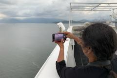 “O porto mais bonito até agora”. Foi assim que a diretora de projeto estratégicos Parvathy Sankar descreveu a chegada ao Porto de Paranaguá no dia 1o. de fevereiro numa foto postada no Instagram. Ela é alemã, de origem indiana, mora e trabalha numa multinacional na Alemanha, mas resolveu embarcar em Cingapura numa viagem pouco usual: partir do Oceano Índico e cruzar o Atlântico num navio de contêineres junto com o marido Manohar. A experiência acabou sendo relatada em blogues e nas redes sociais e o resulta