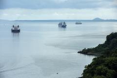 Este ano, 469 navios atracaram nos Portos do Paraná. Apenas no mês de março, até a última quinta-feira (19), foram 124 embarcações recebidas para carregar ou descarregar nos berços paranaenses. Todos, sem exceção, passaram pelo controle e protocolo sanitários aplicados pela Agência Nacional de Vigilância Sanitária (Anvisa).