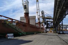 Porto paranaense fez o primeiro embarque do país da farinha de milho. São 6 mil toneladas de produto que vão alimentar famílias no Congo, na África. O produto é paranaense, com origem na região de Maringá.