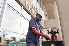 Pias com sabão antisséptico foram instaladas na entrada da faixa portuária. Já no cais, está montada uma estação de higienização, com o sabão que é o mesmo usado em ambientes hospitalares e álcool em gel.