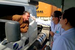 Equipes médicas foram contratadas e atuam 24 horas para fazer aferição de temperatura, orientação e triagem dos profissionais que descarregam cargas e atuam na atividade portuária. Há postos médicos e de enfermagem, 32 chuveiros, 60 pias e lava-pés com hipoclorito de sódio, entre outras iniciativas.