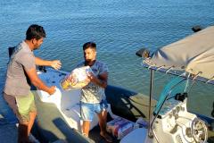 O Governo do Paraná entregou 10,5 toneladas de alimentos para pescadores, ribeirinhos e caiçaras que vivem em nove comunidades do Litoral do Estado.  O esforço atendeu 15 famílias da Ilha da Cotinga, 90 em São Miguel, 28 na Ponta do Ubá, 50 na Eufrasina, 25 na Europinha, 45 na Ilha do Teixeira, 125 na praia de Encantadas (Ilha do Mel), 50 em Piaçaguera e 100 no Amparo.