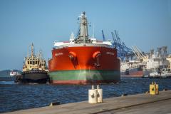 Portos paranaenses movimentaram mais produtos em menos tempo, nos primeiros quatro meses do ano. O volume carregado por hora passou de 546 para 655 toneladas por hora. O tempo que os navios levam para encostar no cais, operar e desatracar, caiu 4% – de 2,15 dias para 2 dias, em média. 