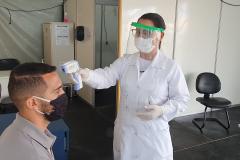 NO CAIS – A enfermeira responsável, no turno da manhã, nesta terça-feira (12), no acesso à faixa primária, era a Josiane Silveira de Andrade, de 35 anos. Ela começou, em 2011, como técnica de enfermagem e, depois de cinco anos, se formou em Enfermagem e já tem três anos de profissão. Ela, que é de Quitandinha, vem para Paranaguá a cada plantão para exercer a profissão que ama. 