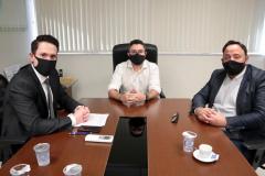 O líder do governo na Assembléia Legislativa, deputado estadual Hussein Bakri, visitou nesta quinta-feira (28) o Porto de Paranaguá. O parlamentar foi recebido pelo diretor-presidente da Portos do Paraná, Luiz Fernando Garcia, e pelo diretor jurídico Marcus Freitas. Em pauta, os cuidados adotados pela empresa pública na proteção aos trabalhadores portuários, durante a pandemia da COVID-19, e o crescimento na movimentação de cargas nos portos paranaenses. 