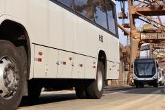 Pela primeira vez, um navio tipo RO-RO (Roll-on/roll-off) foi afretado exclusivamente para carregar um lote completo de ônibus no Porto de Paranaguá. Esta semana, o Ulusoy 5 levou 130 veículos de transporte de passageiros para Luanda, na Angola. Essa quantidade de ônibus embarcada, em uma única operação, também é novidade no porto paranaense.