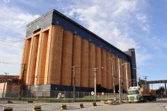 Os silos públicos do Porto de Paranaguá registraram o maior volume de embarque dos últimos dez anos. A quantidade de soja, em grão e farelo, somou quase 1,66 milhão de toneladas no primeiro semestre deste ano, com aumento de 67,8%, em relação ao volume embarcado pelo complexo em 2019 (cerca de 988,4 mil toneladas).