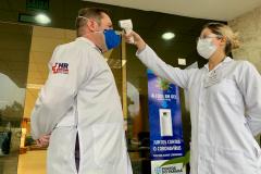 Desde março, todos os funcionários, trabalhadores portuários e caminhoneiros que chegam aos Portos de Paranaguá e Antonina passam por um protocolo de triagem de saúde, que inclui a aferição da temperatura corporal. O procedimento, realizado por enfermeiras e sob supervisão de um médico responsável, é absolutamente seguro e importante no combate ao coronavírus. 