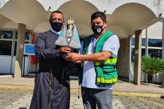 Os trabalhadores da Portos do Paraná, empresas terceirizadas, portuários avulsos e demais funcionários a serviço no Porto de Paranaguá receberam uma bênção especial na tarde desta terça-feira (3). As sedes administrativa e operacional foram uma das paradas da imagem de Nossa Senhora do Rocio na tradicional peregrinação que antecede a festa da padroeira do Estado. 