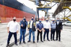 Faltando ainda um mês para acabar o ano, Paranaguá e Antonina batem recorde de 53,3 milhões de toneladas de cargas movimentadas – o maior volume da história. Ratinho Junior acompanhou a contagem regressiva e comemorou com os trabalhadores. 