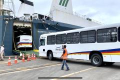 São 155 ônibus em uma única operação. Veículos de transporte coletivo serão levados para os portos de Boma, no Congo, e Luanda, em Angola. A operação é feita no cais público, pela empresa Marcon. 