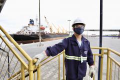 Nesta sexta-feira (27), último dia de testes antes da efetivação do novo protocolo de segurança no trabalho na Portos do Paraná, se comemora o Dia do Técnico de Segurança no Trabalho. Atuando nos portos de Paranaguá e Antonina, são onzes profissionais que tornam as operações portuárias mais seguras com planejamento e ação. Quatro na empresa pública e sete na Cia Ambiental, empresa que presta assessoria ambiental para a Portos do Paraná.