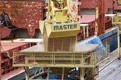 O navio Discoverer, de bandeira das Ilhas Marshall, tem 179,9 metros de comprimento por 28,4 metros de largura (boca). A embarcação tem cinco porões. A previsão de duração da operação é de cinco dias, com produtividade de 6.000 toneladas por dia, dependendo das condições meteorológicas, já que com chuva o produto não é descarregado.