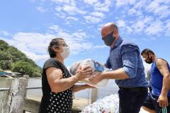 A empresa pública, em parceria com a Defesa Civil, entregou às comunidades isoladas 3.571 cestas básicas em 2020. São cerca de 60 toneladas de alimentos transportados em logística que envolveu dezenas de barcos e pessoas.