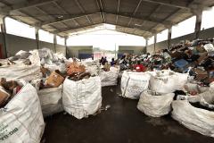 Papéis, plásticos e vidros descartados no lixo pelos empregados da Portos do Paraná ajudam na renda de dezenas de catadores de recicláveis em Paranaguá. A doação dos materiais produzidos na empresa pública faz parte da cultura de proteção ao meio ambiente, prevista na Política do Sistema de Gestão Integrada (SGI).