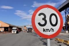 Todos os dias, em média, 1,2 mil caminhões acessam o cais do Porto de Paranaguá. Apesar de estarem em maior quantidade, esses não são os únicos elementos que compõe tráfego na faixa primária. Para circular no local, além de cuidado e atenção redobrados, é preciso seguir as regras gerais de trânsito. O cumprimento dessas é frequentemente monitorado. A fiscalização é constante.