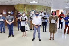 A Portos do Paraná encerrou nesta quarta-feira, dia 27, a entrega das homenagens aos colaboradores com mais tempo de empresa. Foram 38 portuários que receberam uma placa de agradecimento pelos mais de 40 anos de dedicação à empresa pública.