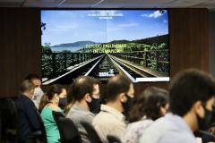 A comitiva conheceu os projetos que a Portos do Paraná desenvolve para aumentar a participação dessa matriz modal no transporte de carga. A pauta do encontro foi a importância da integração.