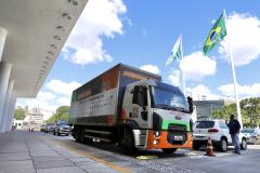 A comunidade portuária de Paranaguá e Antonina arrecadou 125 toneladas alimentos para a campanha Cesta Solidária do Governo do Estado. Em 9 mil cestas básicas são 45 toneladas de arroz, 25 toneladas de açúcar; 9 toneladas de fubá; 9 toneladas de farinha de trigo; 9 toneladas de feijão; 9 toneladas de sal; 4,5 toneladas de macarrão; 4,5 toneladas de farinha de milho; 2.250 quilos de café; 9 mil pacotes de bolacha e 9 mil garrafas de óleo de soja; além de 36 mil rolos de papel higiênico que serão distribuídas