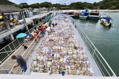 Alimentos arrecadados são distribuídos através da Coordenadoria Estadual da Defesa Civil, com o apoio da Portos do Paraná, que ajuda em parte das entregas nos lugares mais remotos, chegando às ilhas e locais mais isolados.