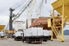 Esta semana, duas operações inéditas foram realizadas pelo Porto de Antonina, reforçando a vocação do terminal em atender cargas complexas que exigem cuidados especiais. No último dia 5, segunda-feira, foi concluído o desembarque da primeira carga de malte importado para a indústria cervejeira nacional. Hoje (8), está em andamento o embarque de gêneros alimentícios – itens de cesta básica familiar – que serão exportados para a Venezuela.