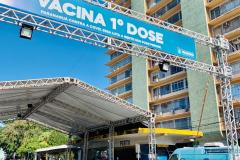 Em menos de três dias, 9,8 mil trabalhadores portuários paranaenses receberam a primeira dose da vacina contra o coronavírus, no Paraná. A vacinação, em tempo recorde, priorizou os funcionários que atuam a bordo dos navios, costado e faixa portuária.