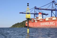 Empresa pública finaliza nesta semana a implantação de boias articuladas de sinalização náutica no Canal do Surdinho, acesso alternativo ao Porto de Paranaguá.