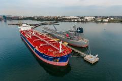 Mais um grande navio do segmento de granéis líquidos opera no Porto de Paranaguá. Atracado no píer privativo da Cattalini Terminais Marítimos, o Hafnia Guangzhou descarrega óleo Diesel, vindo dos Estados Unidos. A embarcação de bandeira maltesa tem 228,39 metros de comprimento (LOA) e 38,04 metros de largura (boca).