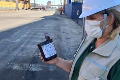 Com o apoio da Diretoria de Meio Ambiente da Portos do Paraná, a equipe da 1ª Regional de Saúde do Estado segue intensificando os trabalhos de prevenção à dengue no cais do Porto de Paranaguá. Nesta semana, 17 armadilhas foram instaladas, de ponta a ponta, para capturar e tentar identificar a presença de ovos do mosquito Aedes aegypti.