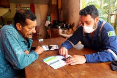 Equipes da Portos do Paraná e do Consórcio BOSKALIS/ FABIO BRUNO/ SLI/ DEC realizaram, ao longo dos últimos dias, a visitação de comunidades insulares para explicar a obra de dragagem por derrocamento, que acontecerá em breve no Porto de Paranaguá. Os profissionais foram de porta em porta, em casas e comércios, para conversar com moradores locais sobre como acontecerá a remoção de um pequeno pedaço do maciço rochoso conhecido como Pedra da Palangana. 