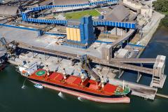 Investimentos públicos e de empresas privada fazem com que o Porto de Paranaguá se expanda no setor a oeste do cais. São obras iniciadas nos últimos meses, que somam R$ 412,7 milhões e são realizadas pela empresa pública Portos do Paraná e pela Pasa, CAP e Klabin. Esses investimentos vão aumentar a produtividade dos embarques e desembarques de cargas naquela parte do cais.