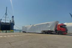 Navio atraca perpendicular ao cais e chama atenção no Porto de Paranaguá