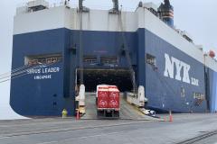 Madeira é embarcada em porão de navio destinado a cargas rolantes no Porto de Paranaguá