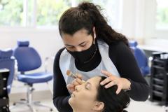 O primeiro curso ministrado gratuitamente foi de técnicas de comunicação, finalizado em outubro com cerca de 25 jovens formados. Na semana passada, teve início o de maquiagem, com 12 alunos na primeira turma.