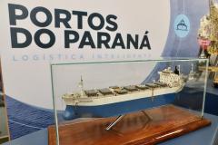 Desta quarta-feira (17) até a semana que antecede o Natal, maquetes de embarcações feitas por artesãos locais enfeitam o hall, na entrada do Palácio Taguaré, em Paranaguá. Na sede administrativa da Portos do Paraná, o trabalho de Chimene dos Santos e Pedro Dario Pereira Neto, que representa a atividade portuária, está exposto para colaboradores da empresa pública e visitantes.