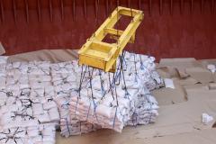 No berço 202 do Porto de Paranaguá, o navio Lady Lilly recebe uma carga inédita de gergelim em sacas. O produto nacional, que segue para exportação, é estivado direto nos cinco porões da embarcação. Em média, cada espaço vai levar cerca de 4 mil toneladas da semente, totalizando um embarque de 20 mil toneladas que têm como destino a Guatemala.