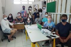 A compostagem controlada não gera o transporte de resíduos orgânicos para aterros sanitários, diminuindo o volume de resíduos que chegam a esses locais.