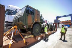 O Exército Brasileiro recebeu, na última terça-feira (30), seis novos caminhões da marca Tatra 8x8 com portadas IRB importados. Os veículos militares foram desembarcados na TCP - Terminal de Contêineres de Paranaguá, no Porto de Paranaguá. Fabricadas na República Tcheca, as viaturas foram embarcadas em porto alemão. Chegaram em Paranaguá em contêineres Flat Rack no navio Cap San Lorenzo.   