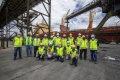 Um grupo de 16 engenheiros de diversas áreas, associados ao Instituto de Engenharia do Paraná (IEP), visitou o Porto de Paranaguá nesta quarta-feira (8). A atividade técnica integra a 27ª Semana de Engenharia da entidade e foi oportunidade para os profissionais conhecerem os projetos em desenvolvimento nos terminais portuários do Estado.