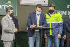 O Porto de Paranaguá começa a preparar sua estrutura para absorver a produção transportada pelo modal ferroviário, já tendo em vista o projeto da Nova Ferroeste. O governador Carlos Massa Ratinho Junior lançou nesta quinta-feira (9), em Paranaguá, no Litoral, o edital de licitação do projeto Cais Leste, também chamado de Moegão, que vai receber investimento de R$ 500 milhões. O lançamento ocorreu durante a solenidade de inauguração do novo terminal portuário da Coamo.